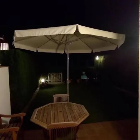 別荘 Amplia Vivienda Con Piscina *