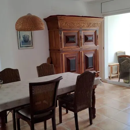 別荘 Amplia Vivienda Con Piscina *